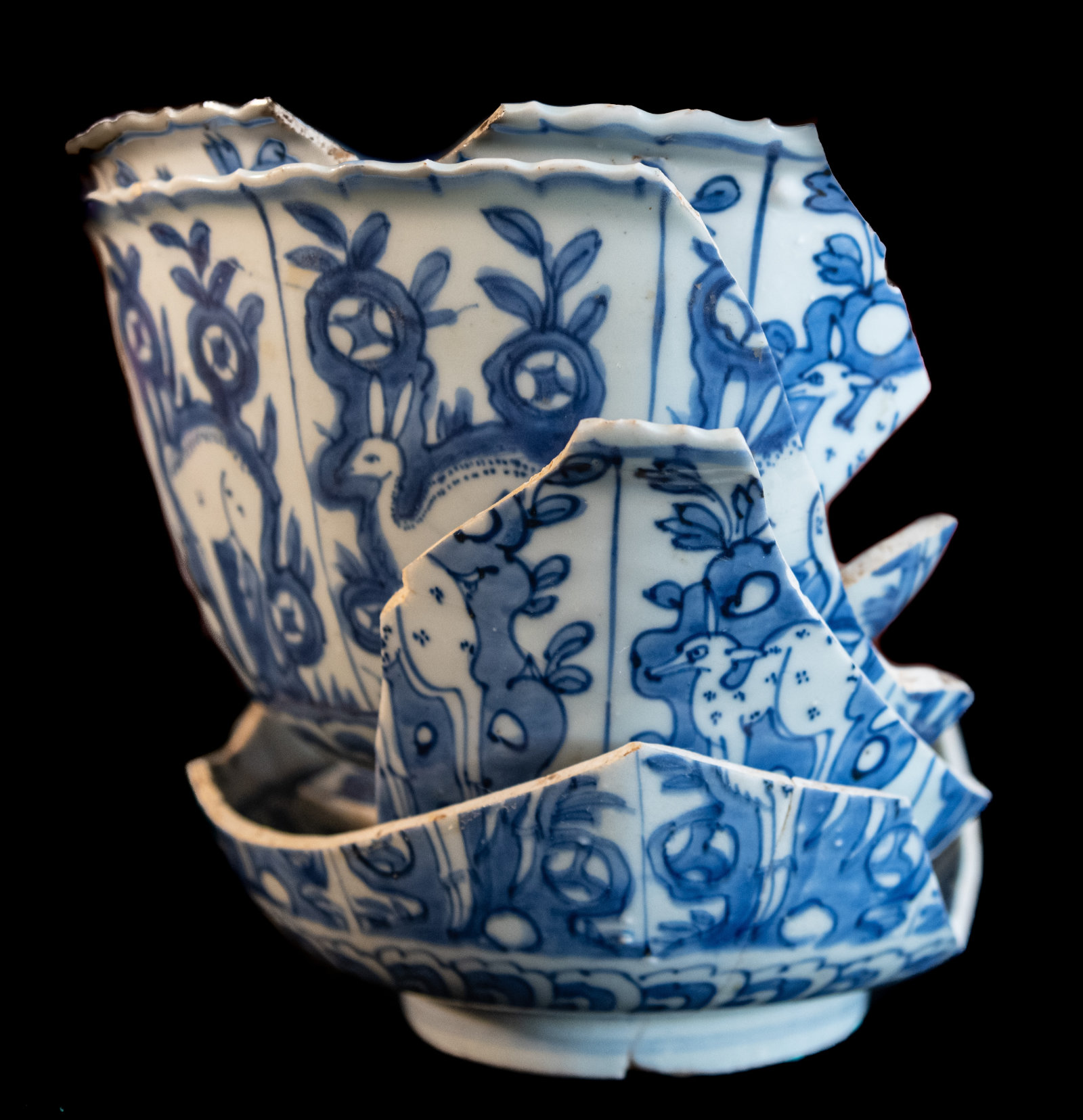 Four nested blue-and-white shards featuring animals and vegetation.